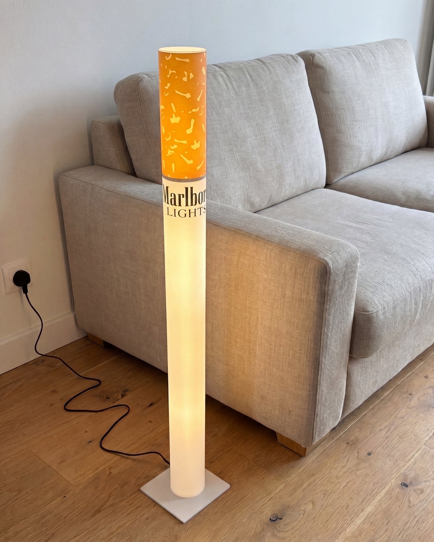 XXL Vintage Marlboro Lamp 95cm – Giant Vintage Cigarette Floor Lamp | Man Cave & Home Bar Decor